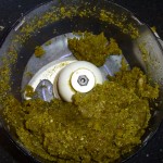 Hjemmelavet pistaciekransekage med chili-lakrids-nougat - klar til æltning på køkkenbordet