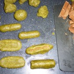 Hjemmelavet pistaciekransekage med chili-lakrids-nougat - kransekagestykkerne formes
