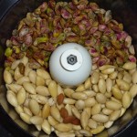 Hjemmelavet pistaciekransekage med chili-lakrids-nougat - mandler og nødder