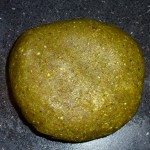 Hjemmelavet pistaciekransekage med chili-lakrids-nougat - marcipanen er færdig og skal på køl