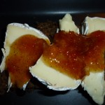 Citrus marmalade with chili and gin (will be translated upon request) - på et stykke med brie