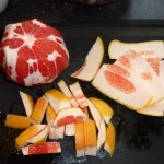 Chiliqourice grapefruit - grapefrugten skrælles og skallen skæres i stykker
