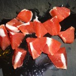 Chiliqourice grapefruit - kødet skæres i stykker