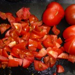 Tomatchutney med chili og ingefær - tomaterne skæres i stykker