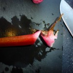 Rhubarb-orange-chili-cheesecake - det nederste af fødderne skæres af rabarberne