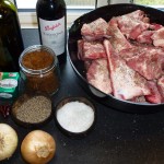 Stegeben med rødvin og chili - salt og peber på kødet