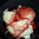 Jordbær-rabarber-ribs-chili-sirup - på Peters Is vanilla