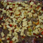 Porchetta med chili og andet fyld - æblerstykkerne lægges på