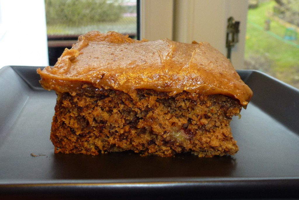 Banana cake with chili and thick caramel topping - et godt stykke