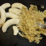 Banankage med chili og tyk karameltopping - mos bananerne med en gaffel