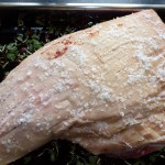 Hel langtidsstegt svinebov med svær og skaft (Pulled Pork) - Model 2 - stegen med den saltede svær lægges på marinaden