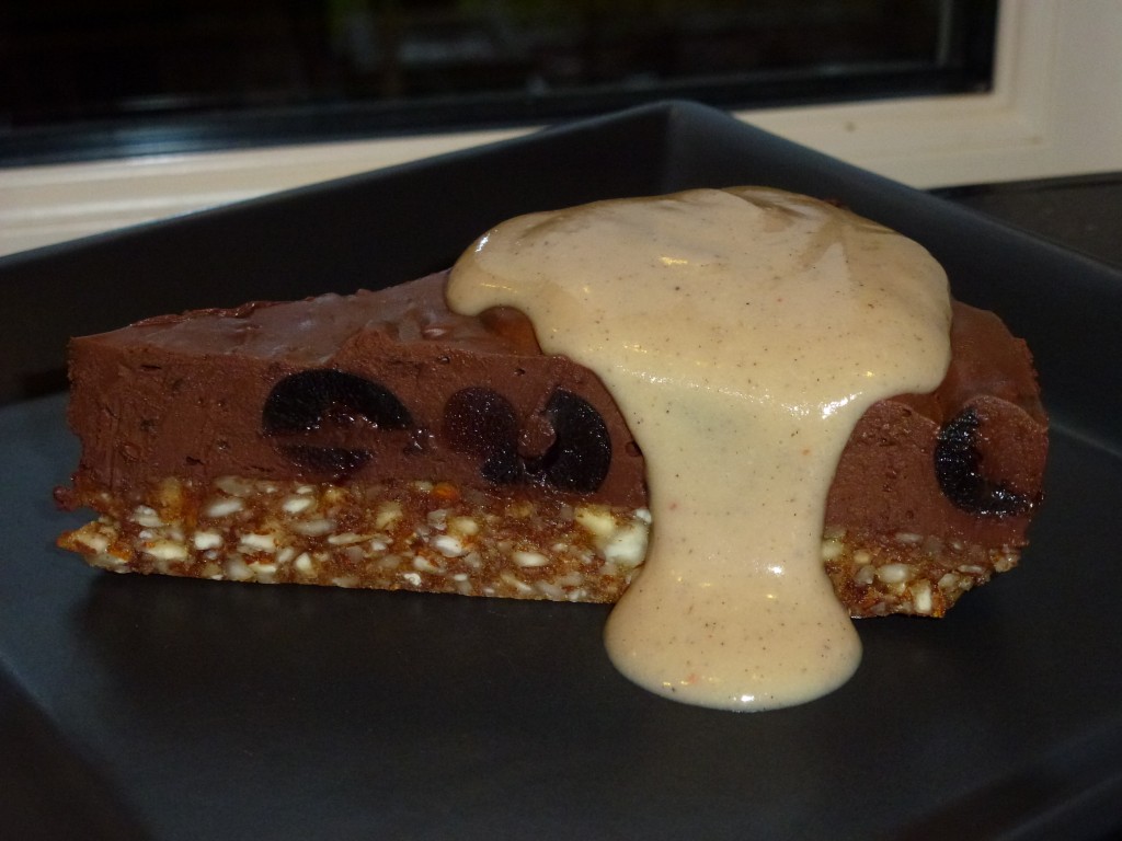 Amarena-choco mousse cake with chili - et stykke kage med sauce 2