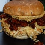 Fooled Pork - burger med Fooled Pårk samt slaw og hummus